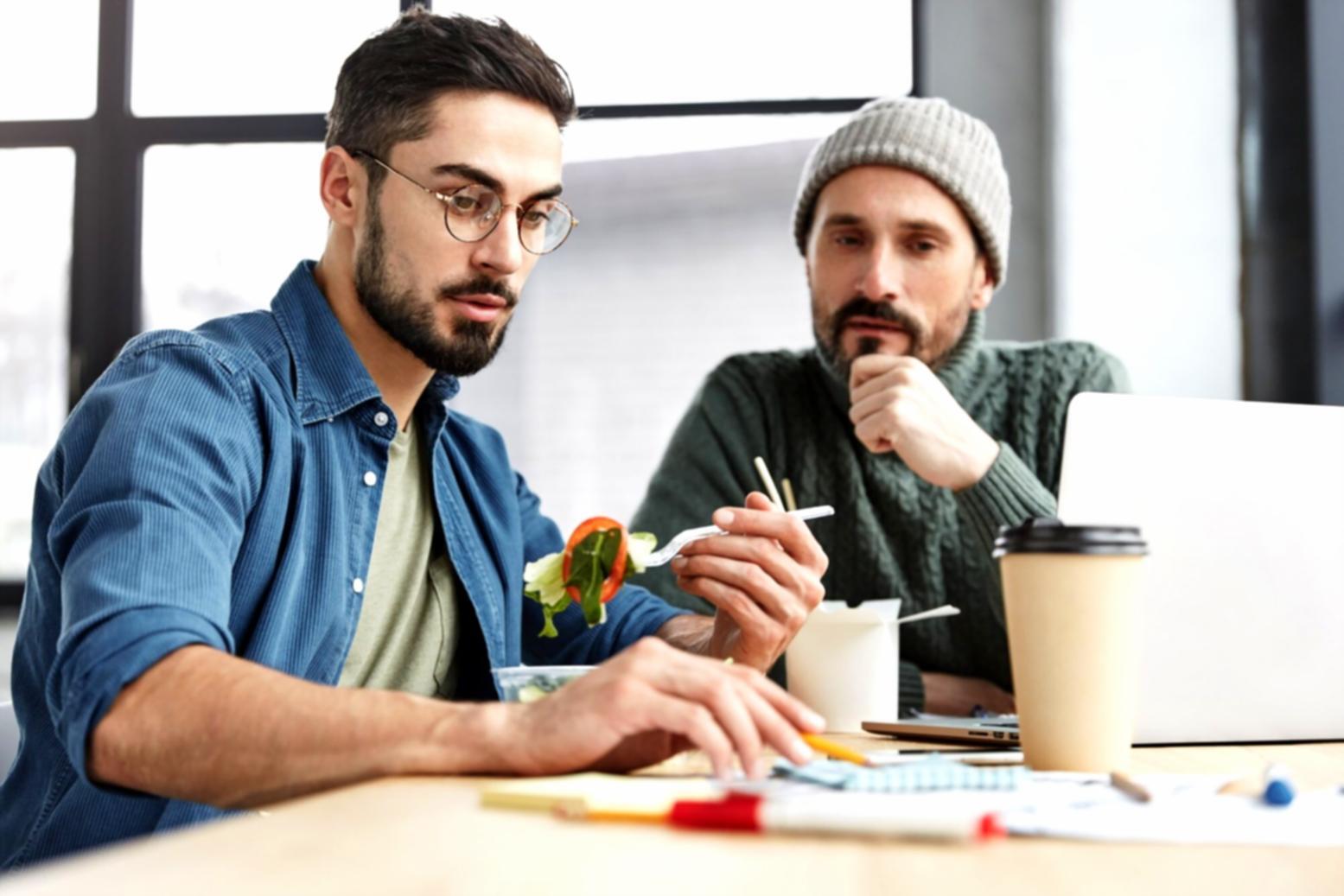 Arbeitsplatz mit Finanzanalysen und Dokumenten