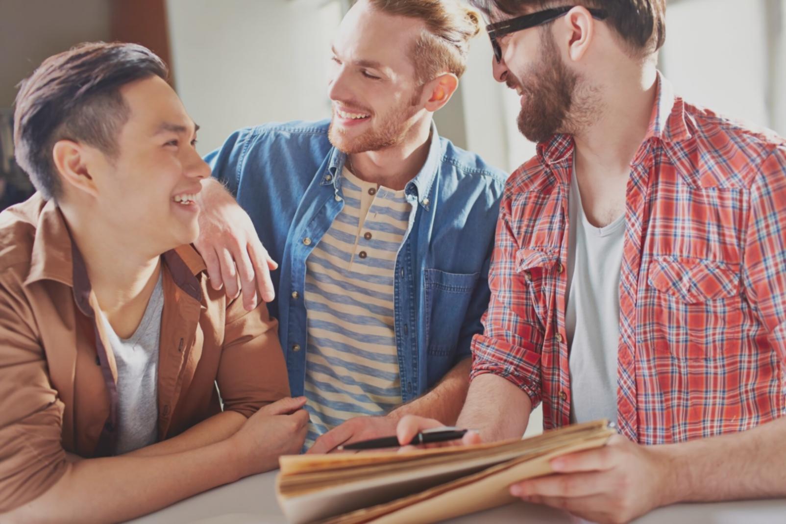 Moderne Arbeitsplatz-Einrichtung mit Laptop und Investitionstools